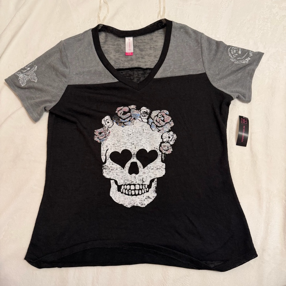 No Boundaries Black and Gray Skull Graphic Tee